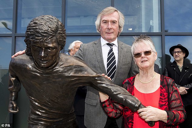 画风清奇！贝斯特雕塑太丑遭吐槽C罗梅西萨拉赫曾无一幸免