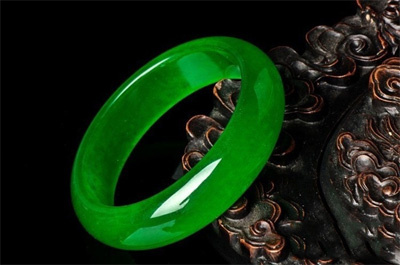 想买个翡翠手镯可是又不懂怎么办,如何鉴别翡翠的种水与色