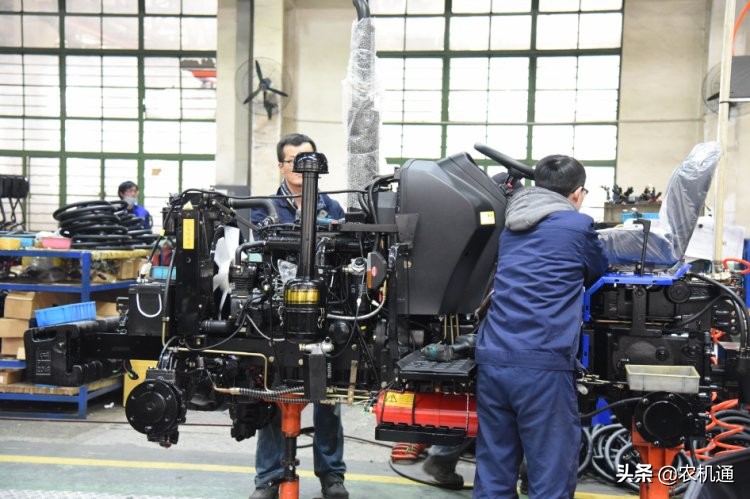 东风604大棚拖拉机,山地丘陵大棚果园用35马力拖拉机