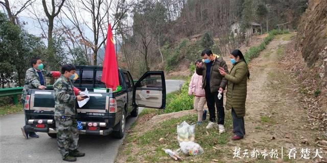 95后村主任带村民给司机送物资,村支书开旋耕机为滞留者送物资