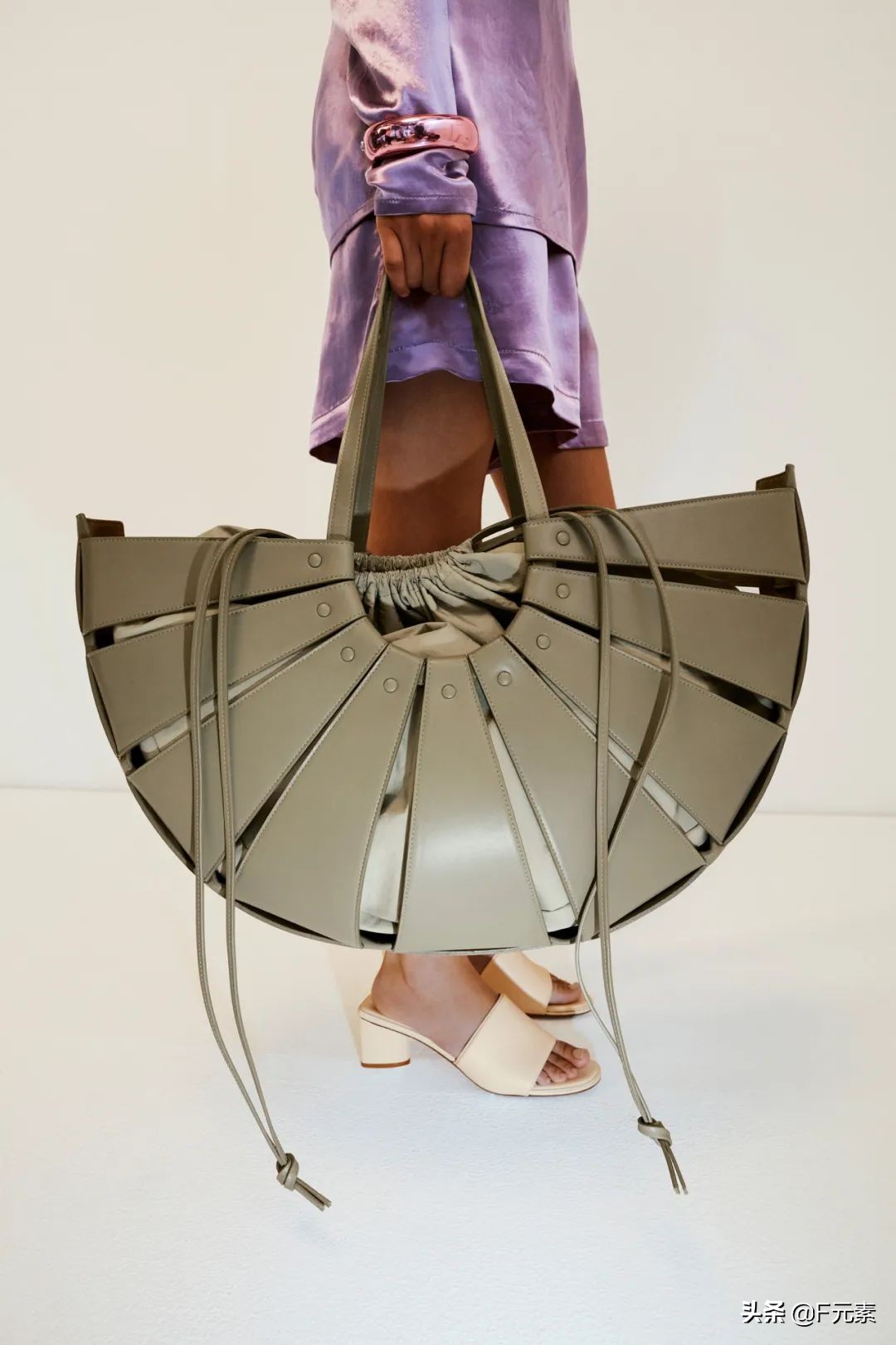 雕刻面料，BV不止有编织：BottegaVeneta2021度假系列