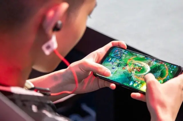 初三孩子玩手机上瘾该咋办,初中生玩手机上瘾家长该如何教育