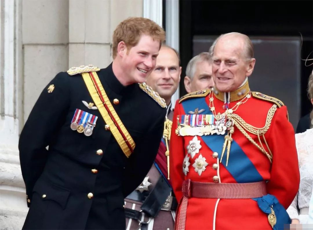 菲利普亲王劝哈里不要娶演员，但孙子执着爱梅根，98岁爷爷也没辙