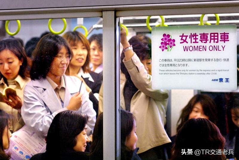 日本轨道交通如此发达，为何进地铁主要靠推？女生说尴尬