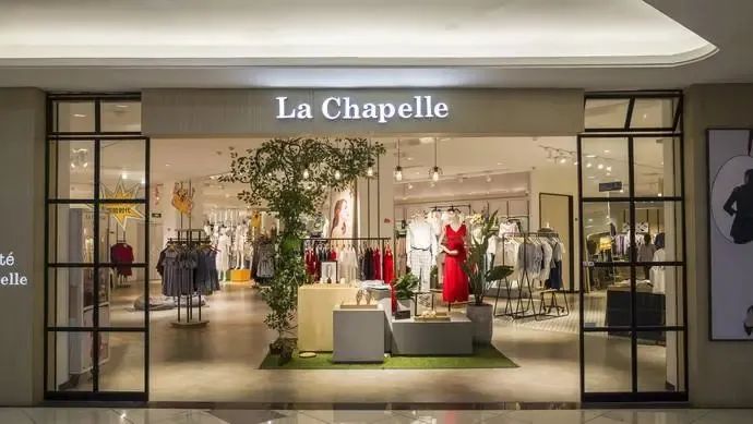 面临困境的拉夏贝尔服饰 (服装品牌拉夏贝尔的危机)