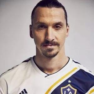 c罗12次战伊布取胜5次伊布仅赢1场,伊布能和c罗比吗