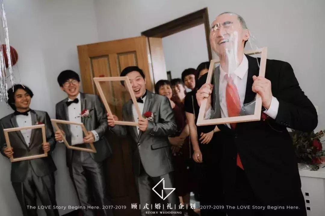 适合两个伴郎伴娘做的堵门游戏,整蛊伴郎几个游戏合适