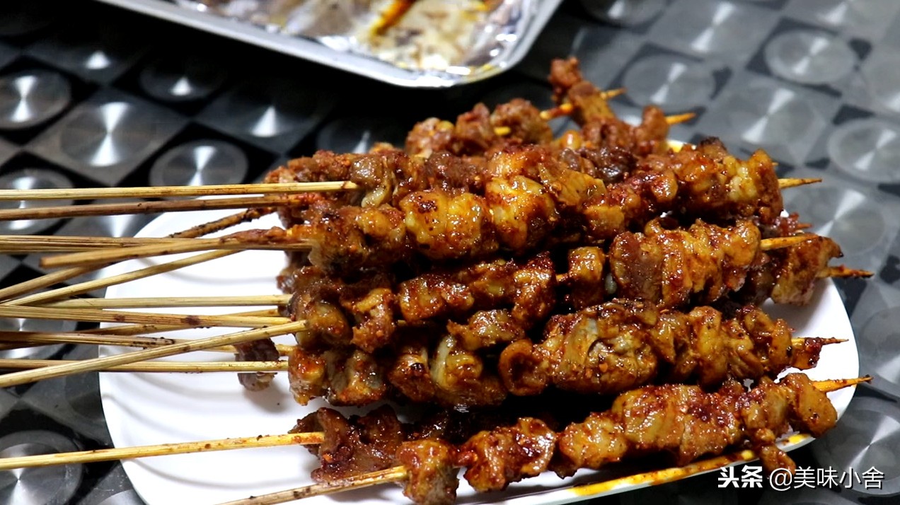 想吃羊肉串不用去夜市，做法诀窍教你在家烤，吃着真过瘾