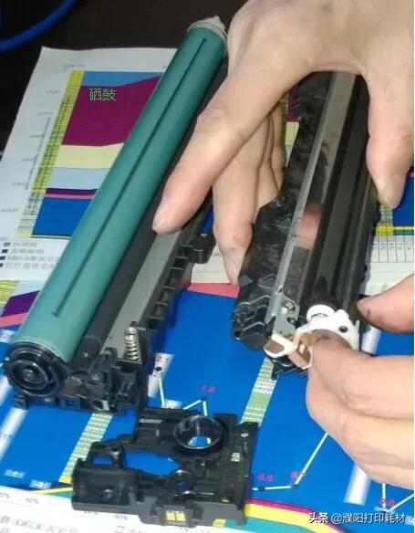 硒鼓打印漏粉怎么解决,打印机提示清洗硒鼓电晕丝