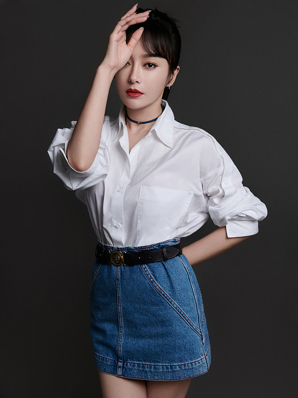 秦岚一身牛仔装亮眼美感,秦岚穿露肩上衣配紧身牛仔裤