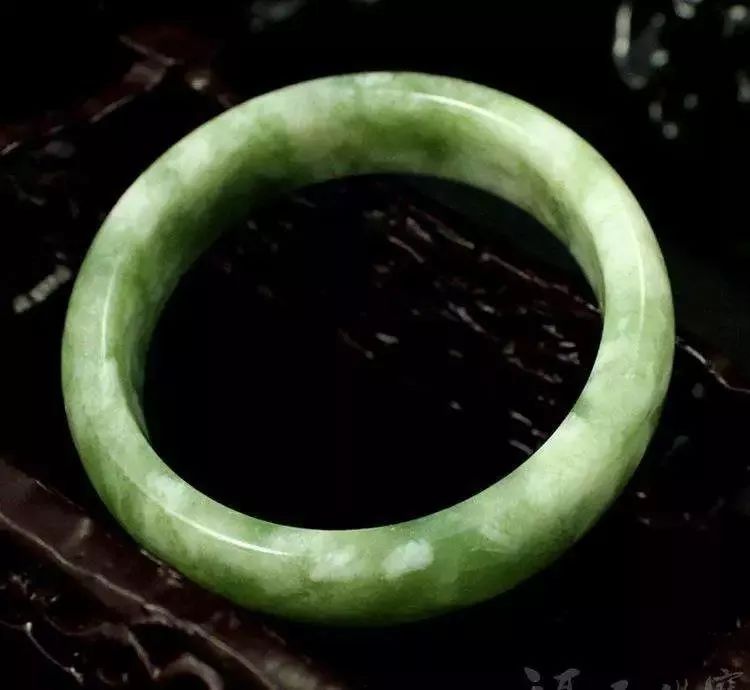 岫玉180料手镯和翡翠哪个好,好品质的岫玉和差品质翡翠哪个好