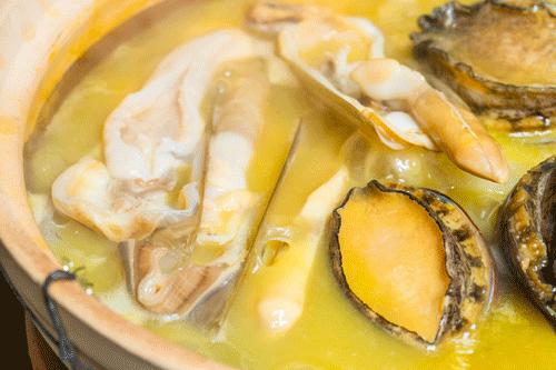 魔都惊现「2层楼小香港」，卖“蹦迪海鲜”！花胶鸡、6头鲍免费送