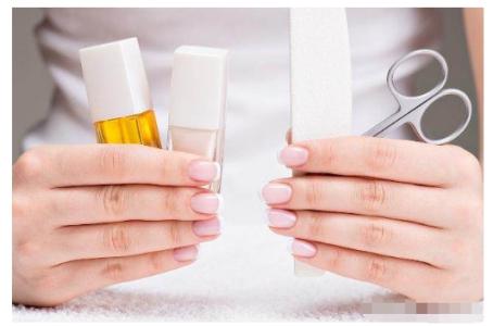 只用一种指甲油来做漂亮的美甲,花钱很少的简单好看的美甲