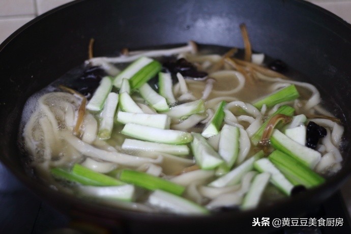 做手擀面用不用醒面,做手擀面里面需要加鸡蛋吗