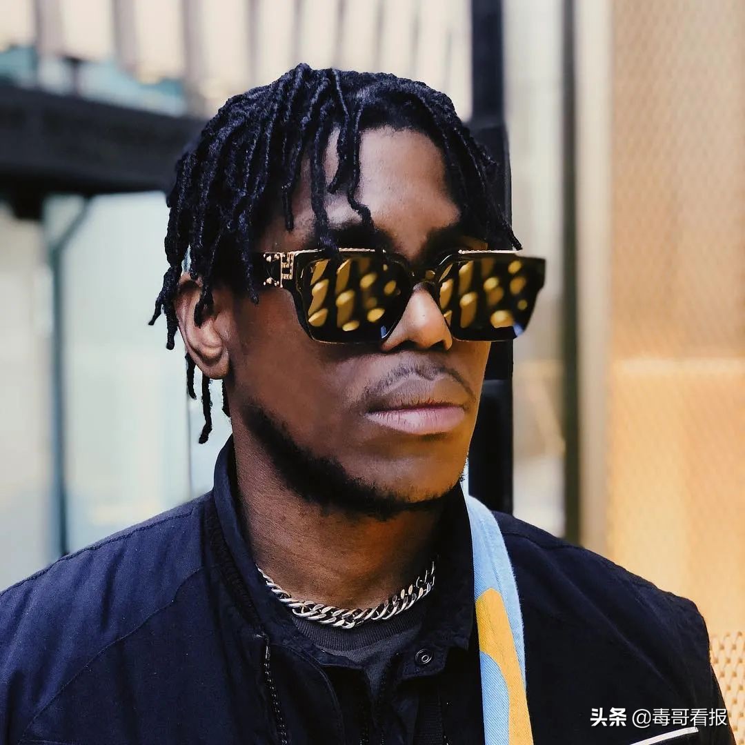 简约的首饰往往是穿搭的必杀技,首饰穿搭