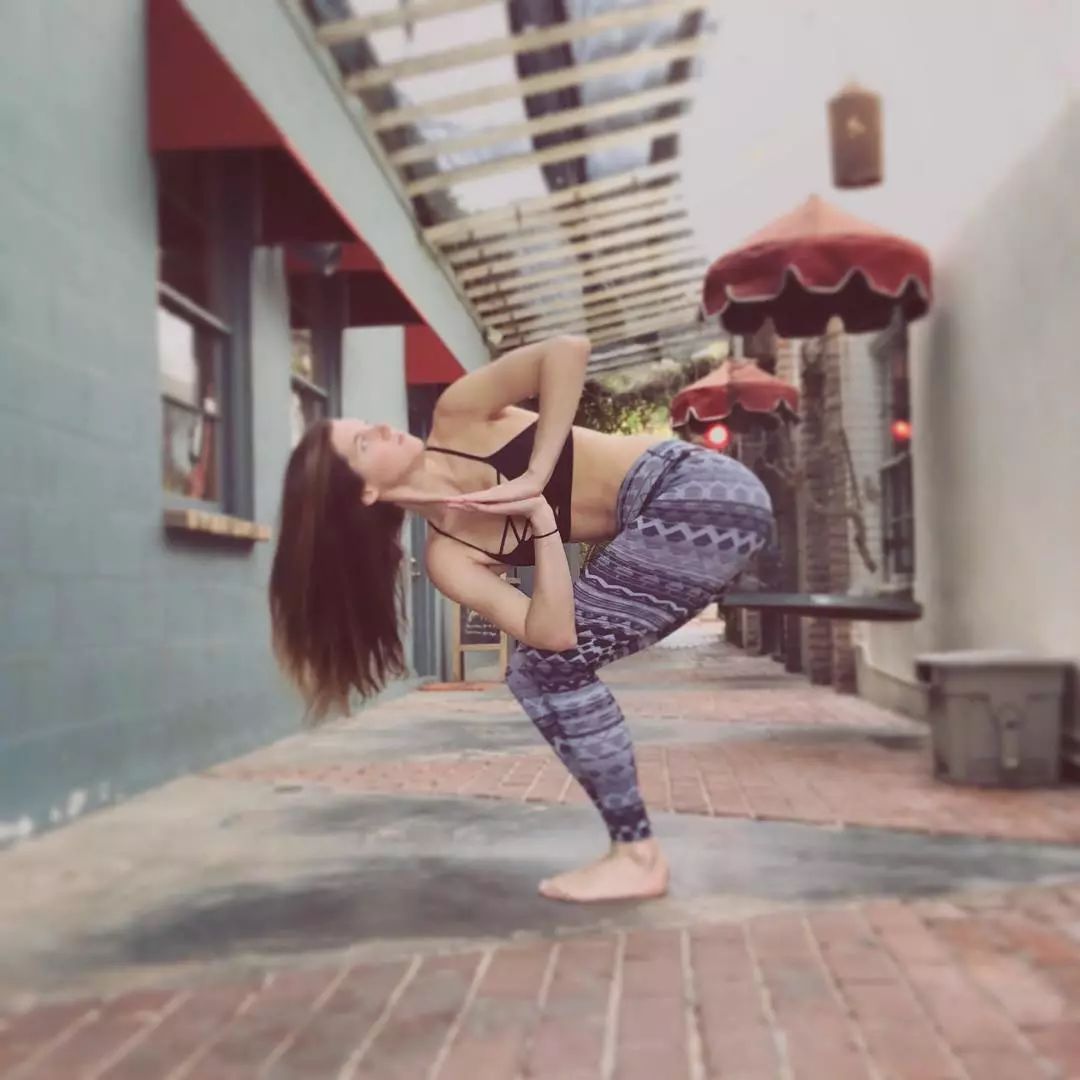 给身体松松绑，打破“不可能”，哪里像是腰酸背痛的人