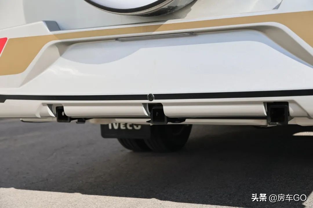 这台房车有5种充电方式，车内电器语音控制，卫生间也是干湿分离