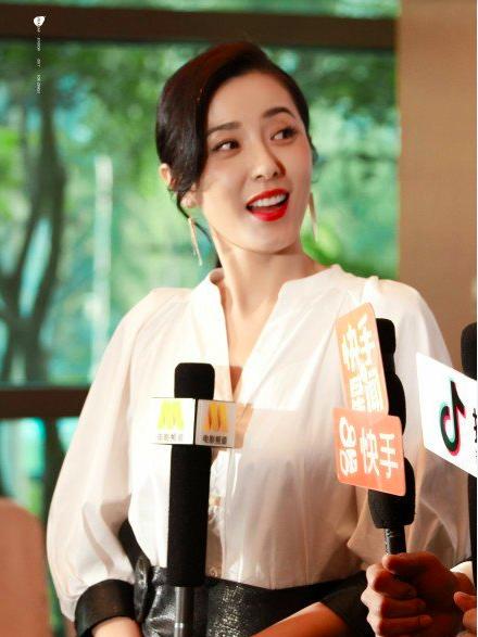 曾黎穿衣打扮图片大全,曾黎戴墨镜西装照片