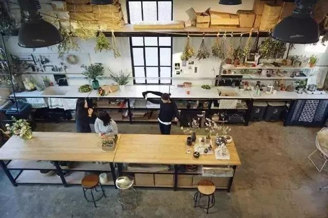 这家破厂房改造的花店，这是北京最美的小花店，明星都来拍照