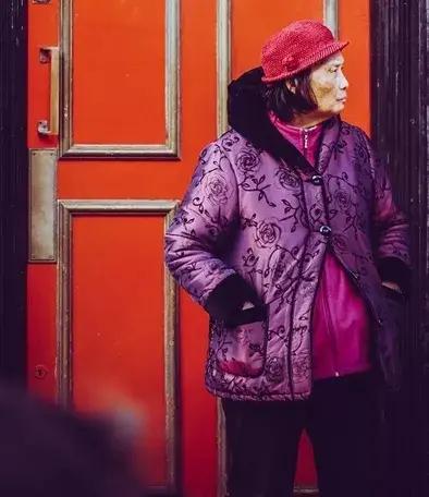 暖哭!90岁奶奶用废报纸作画,震撼数万网友:我缺的是纸吗?是手