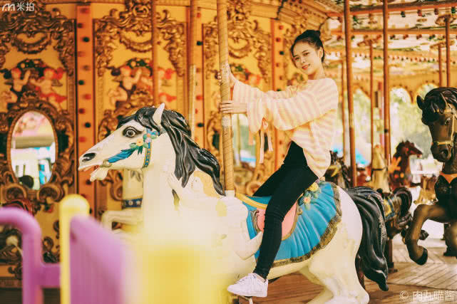 游乐园旋转木马氛围照片,游乐园拍出元气满满的写真照片