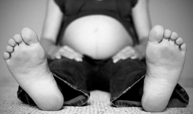 怀孕中期脚抽筋腿发胀怎么回事,孕晚期脚抽筋走路痛怎么回事