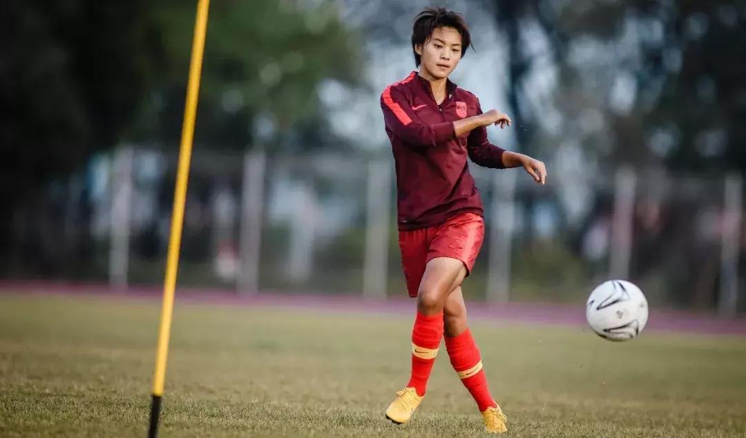 她是c罗最爱的女人,梅西和c罗谁更受女性青睐