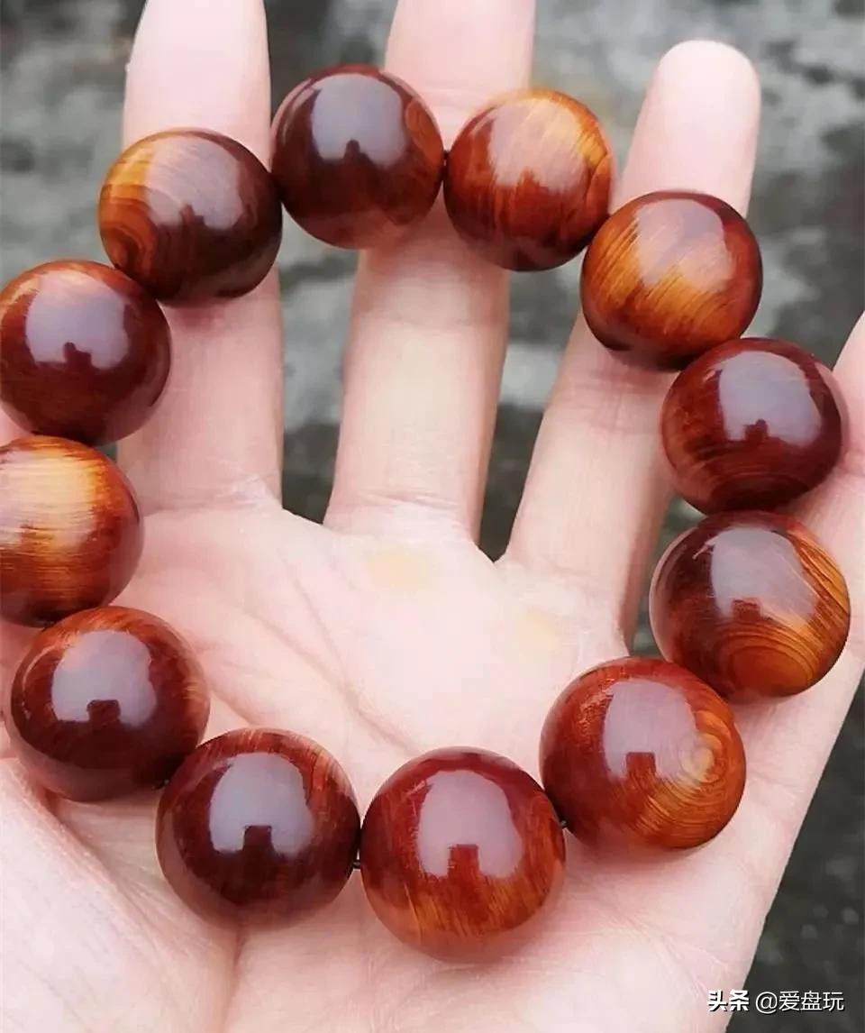 纯手盘玩一年的核桃,文玩手盘和机刷哪个值钱