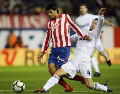 足球为什么总是撞到门柱,足球射门时为什么球打中门柱