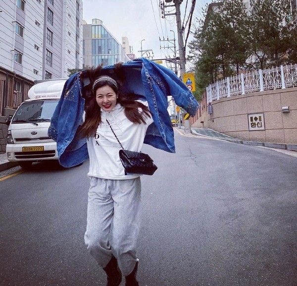 性感“小野马”泫雅穿衣好保守，最新照穿得又多又厚，迷上叠穿了