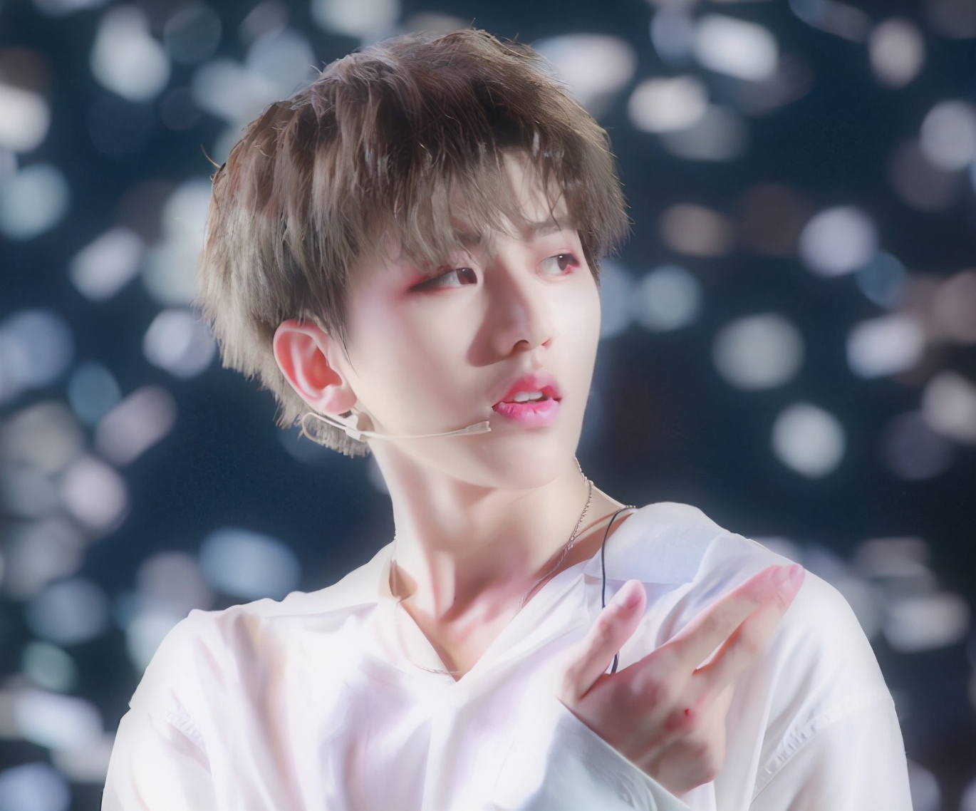 蔡徐坤跟郑恺打篮球的视频,蔡徐坤和郑恺打篮球视频