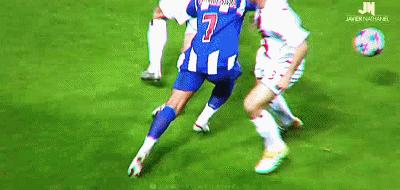 他拥有世上无与伦比的外脚背技术，比C罗更有天赋可是难有成就