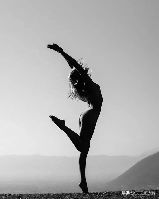 她在世界各地拍下裸照，吸引了8000万的粉丝，却没有一张是色情的