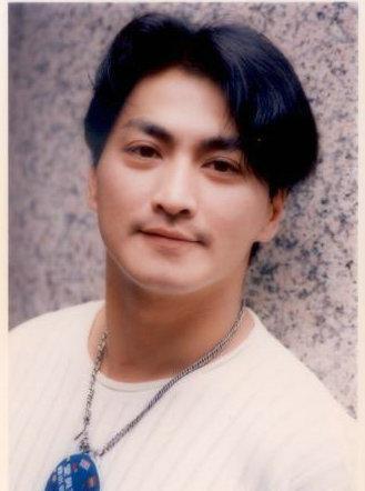 展昭何家劲放弃天价的演艺事业,帅气的展昭何家劲61岁