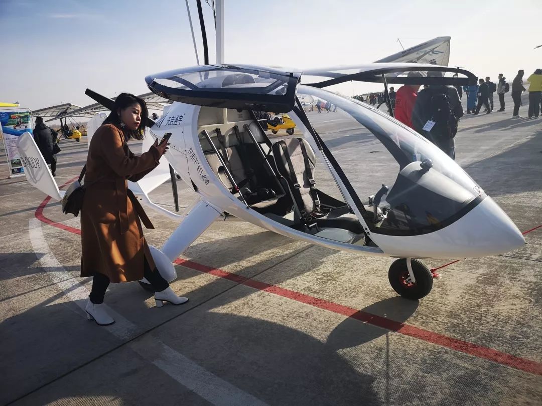 中国举办的国际翼装飞行比赛,全国第二届轻型运动类飞机锦标赛