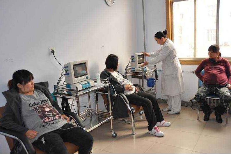 孕晚期什么样的胎动是宝宝缺氧了,胎儿胎动孕妈不舒服