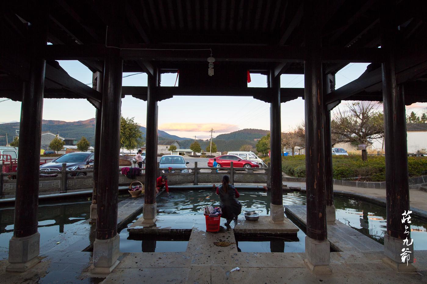 西董古村斜阳余晖下的悠然静寂