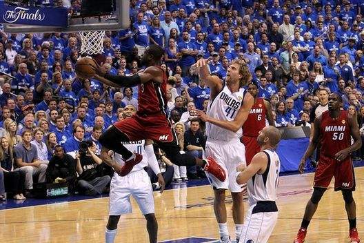 乔丹关键时刻罚球遭穆大叔挑衅,穆大叔菜鸟时期让乔丹闭眼罚球