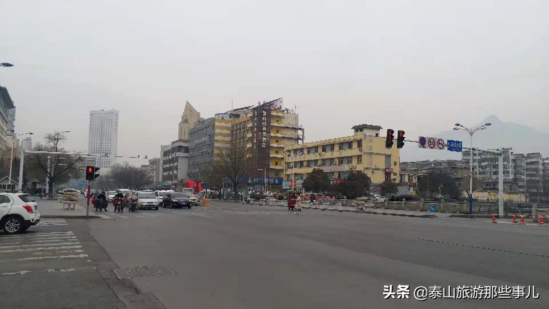 它是古*安泰**城最繁华街道之一，著名店铺众多，如今却再难觅踪影