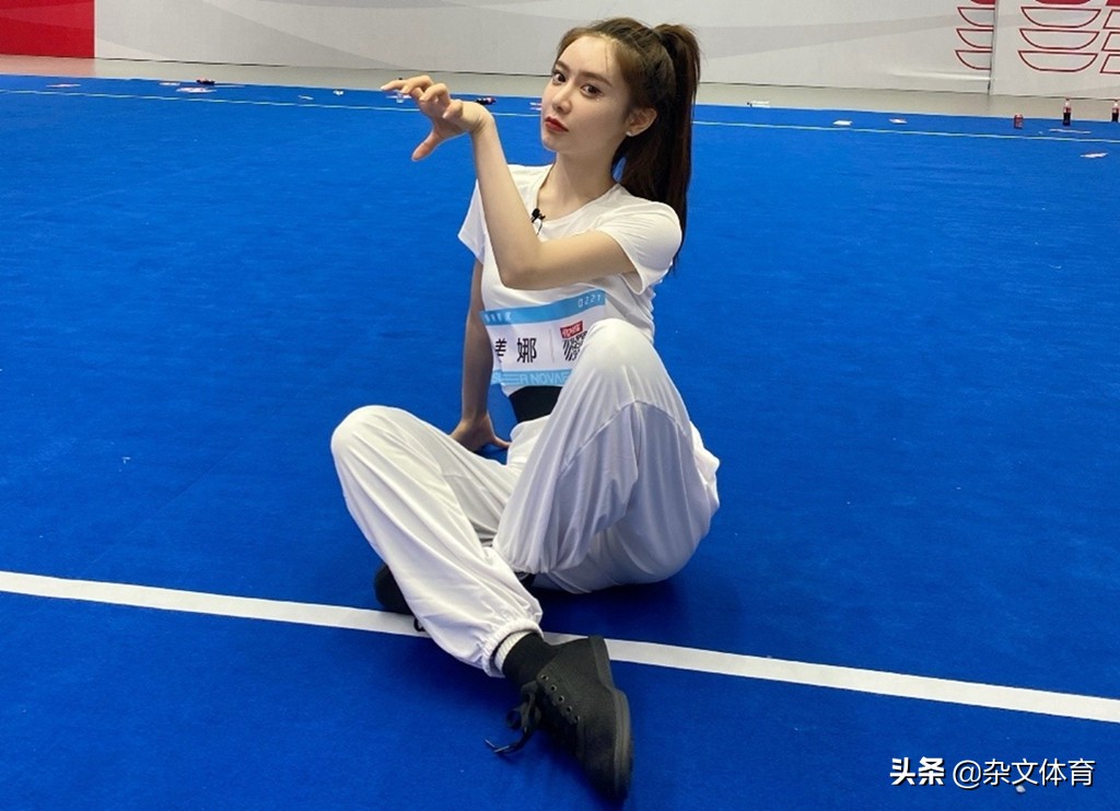 美娜忙里偷闲!亲自教小七学习新舞蹈,透露自己退休日期