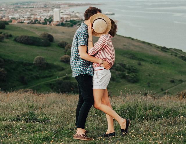 男人疯狂想你多半不会联系你,男人想念一个女人时会是怎样的