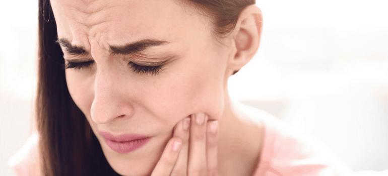 说话口腔痛是咋回事,说话牙齿疼