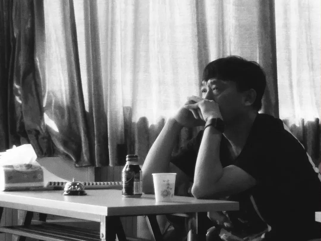 何冰自曝刚出道的自己借七分钟戏,何冰跑龙套十年40岁终有名气