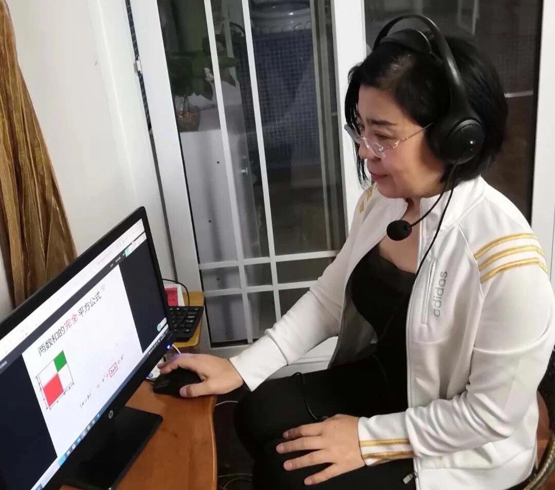 华侨城中学线上*党**旗红,*党**员示范当先锋