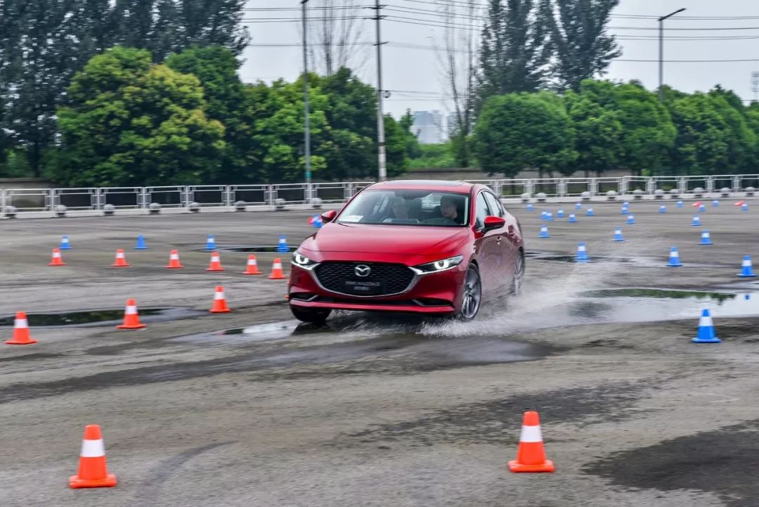 全新马自达3了解一下,全新马自达3买铂钢灰还是幻影银