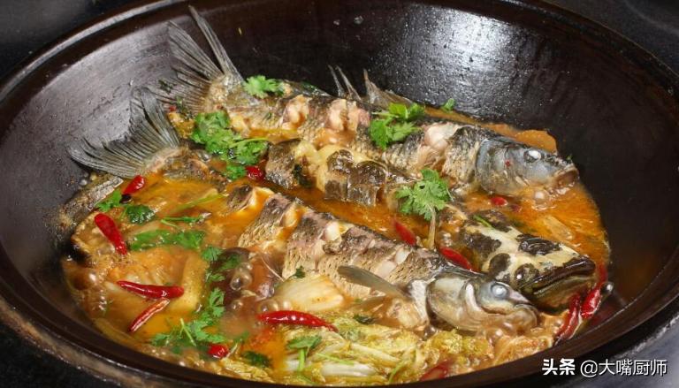 炖鱼里边添什么佐料鱼不腥气,炖鱼放不放鸡精