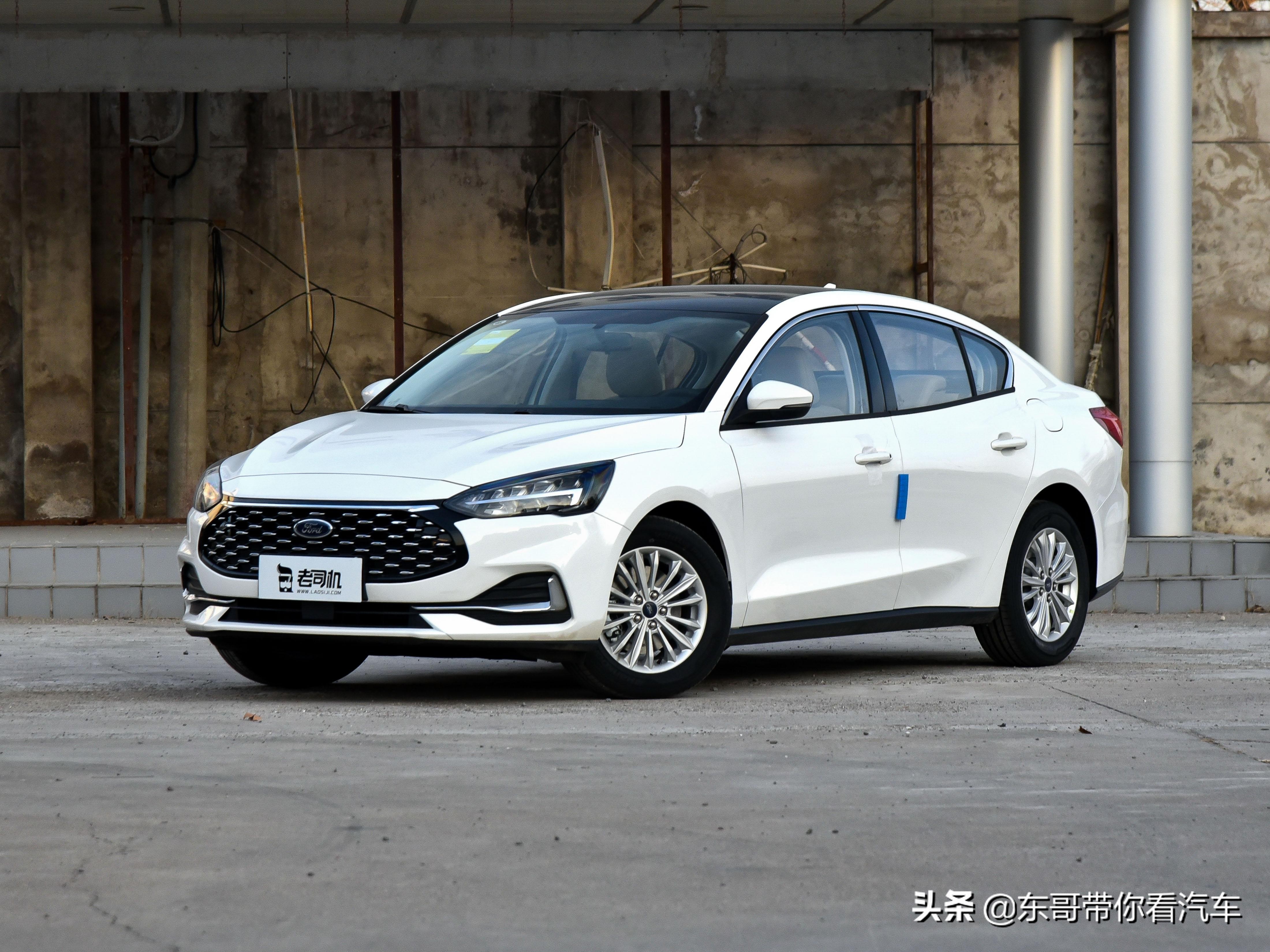 空间不输紧凑型的小型车,买1.4t朗逸还是1.5t新福克斯