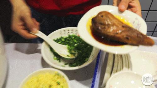 一口勾魂!这家网红烤饼店凭借独特的口感征服了无数的游客