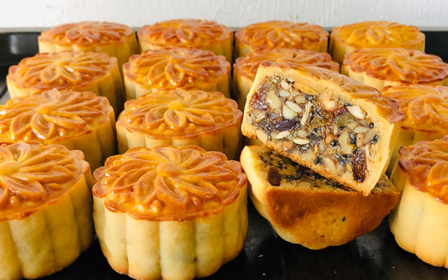 中秋节必备香酥可口五仁月饼,正宗中秋五仁月饼做法