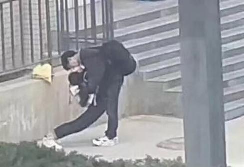 接吻尴尬吗,接吻尴尬场面